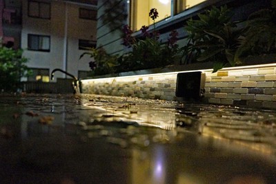 The backsplash mirrors the glass tile from within the house and is automatically lit at night with a hidden led strip.